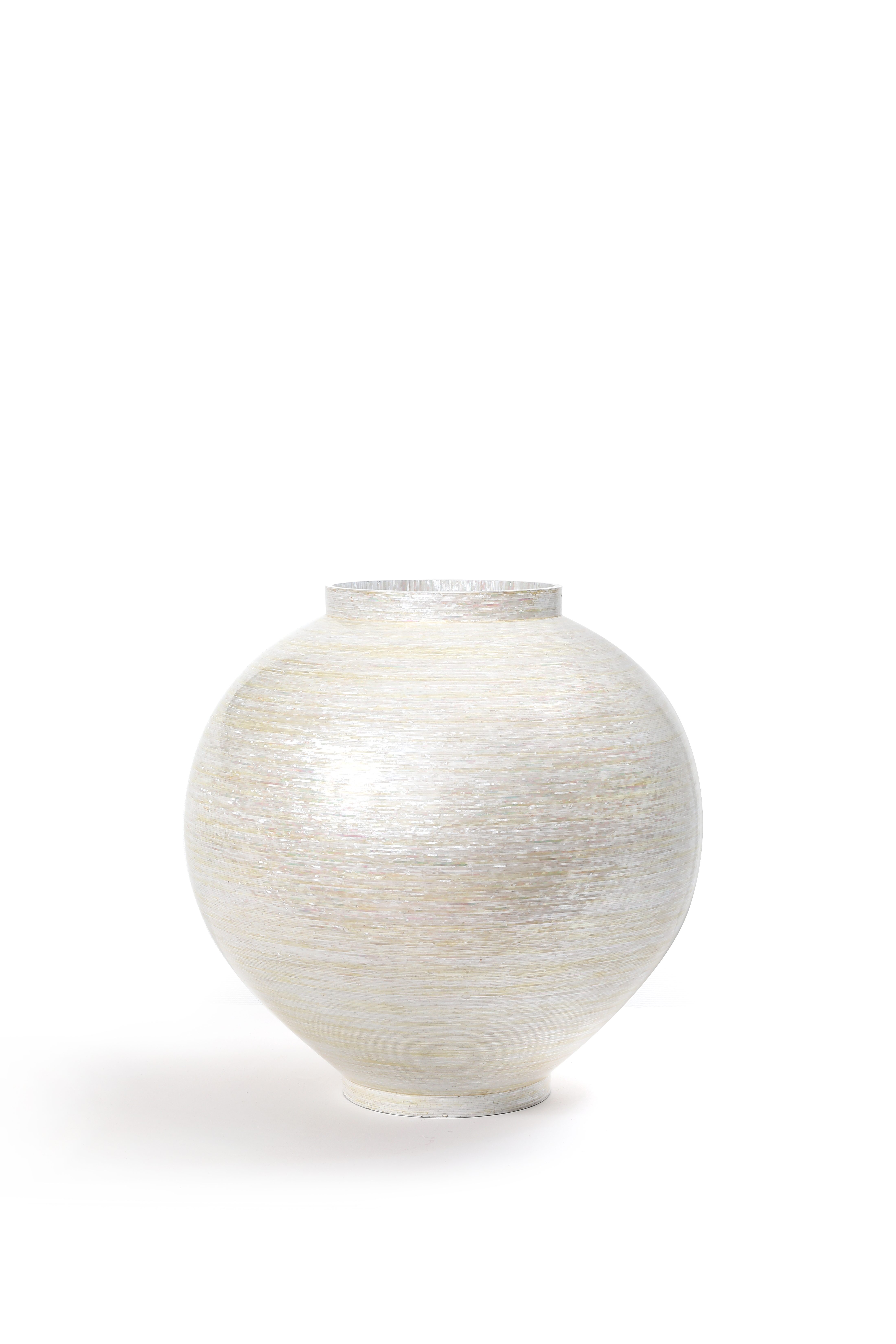 손대현, 나전 끊음질 건칠 달항아리, ⌀40x H40.5, 옻칠,삼베,나전, 2023.JPG